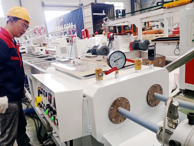 一出二pvc穿線管生產(chǎn)線試機(jī)與pvc仿大理石板生產(chǎn)線裝柜發(fā)貨同時(shí)進(jìn)行中。。。。。。