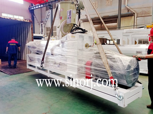 前幾天abs管材生產(chǎn)線，今天UV大理石板生產(chǎn)線，過兩天格柵板生產(chǎn)線裝柜裝柜發(fā)貨發(fā)貨