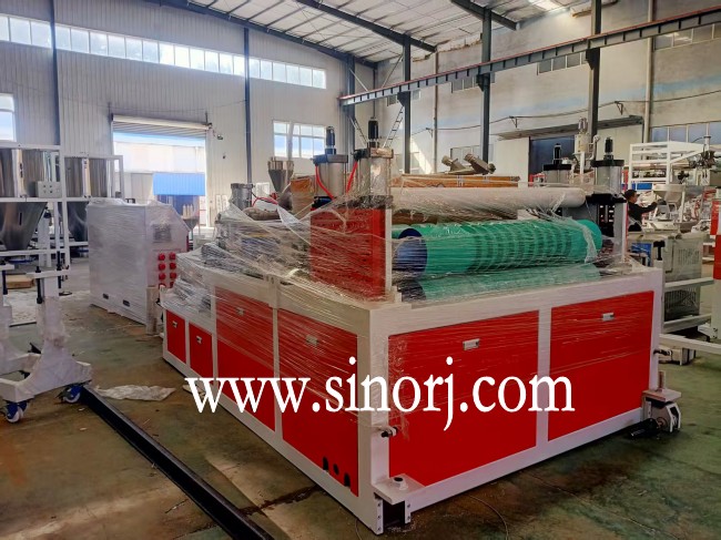 發(fā)往印尼的pvc波浪瓦，T型瓦生產(chǎn)線，大理石uv板生產(chǎn)線開始裝柜